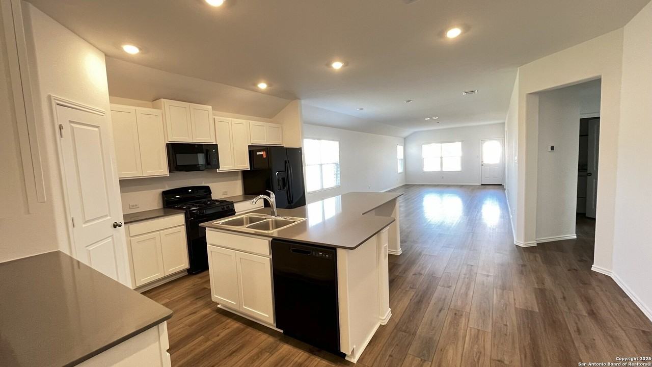 612 Water Way Ave - Photo 3 of 18