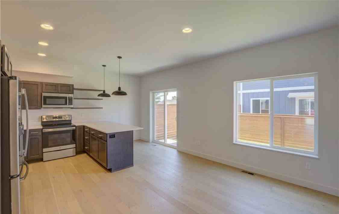 911 Washington Ave S - Photo 4 of 12