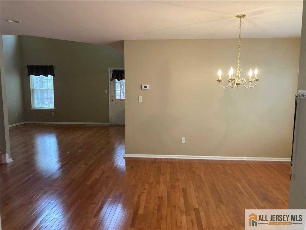 212 Hawthorne Rd - Photo 4 of 33