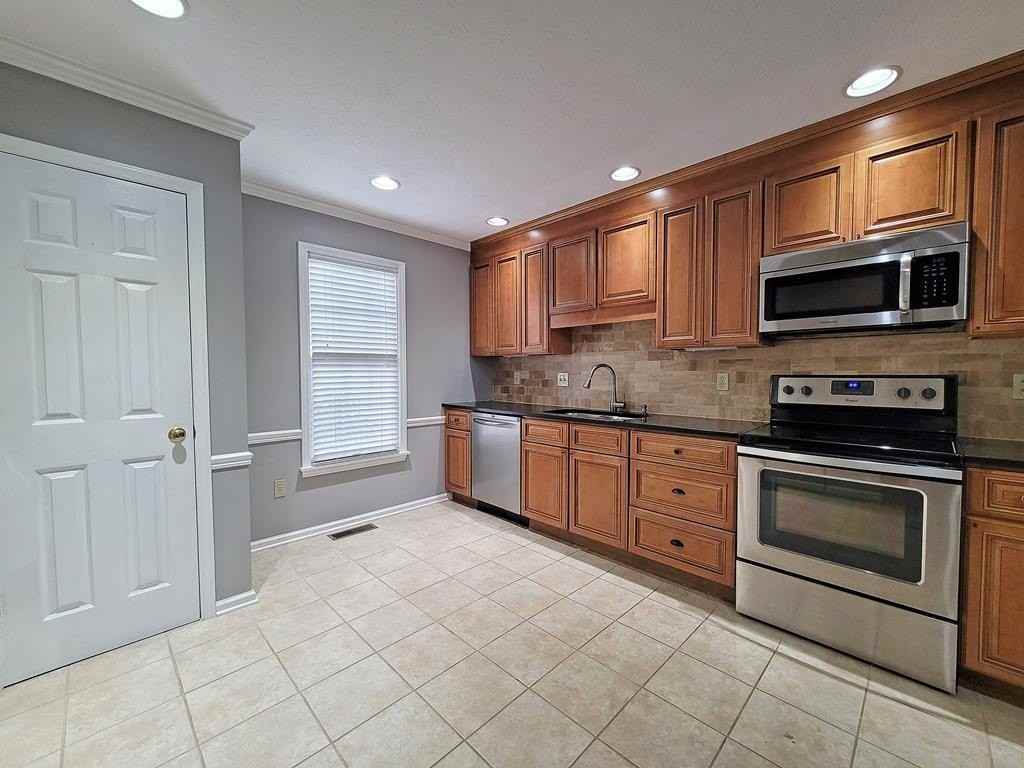 817 Barclay Dr - Photo 6 of 20