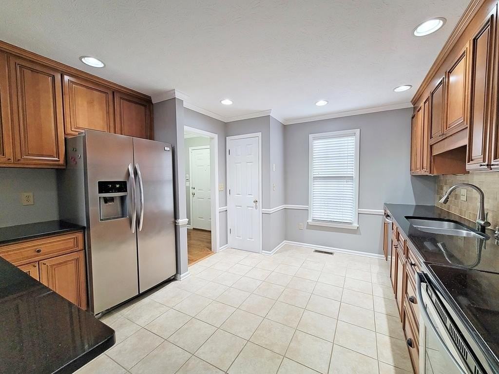 817 Barclay Dr - Photo 7 of 20