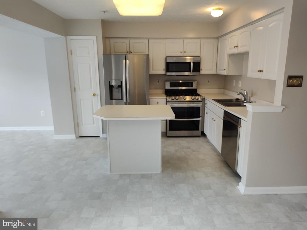 5032 Finsbury Rd - Photo 6 of 34