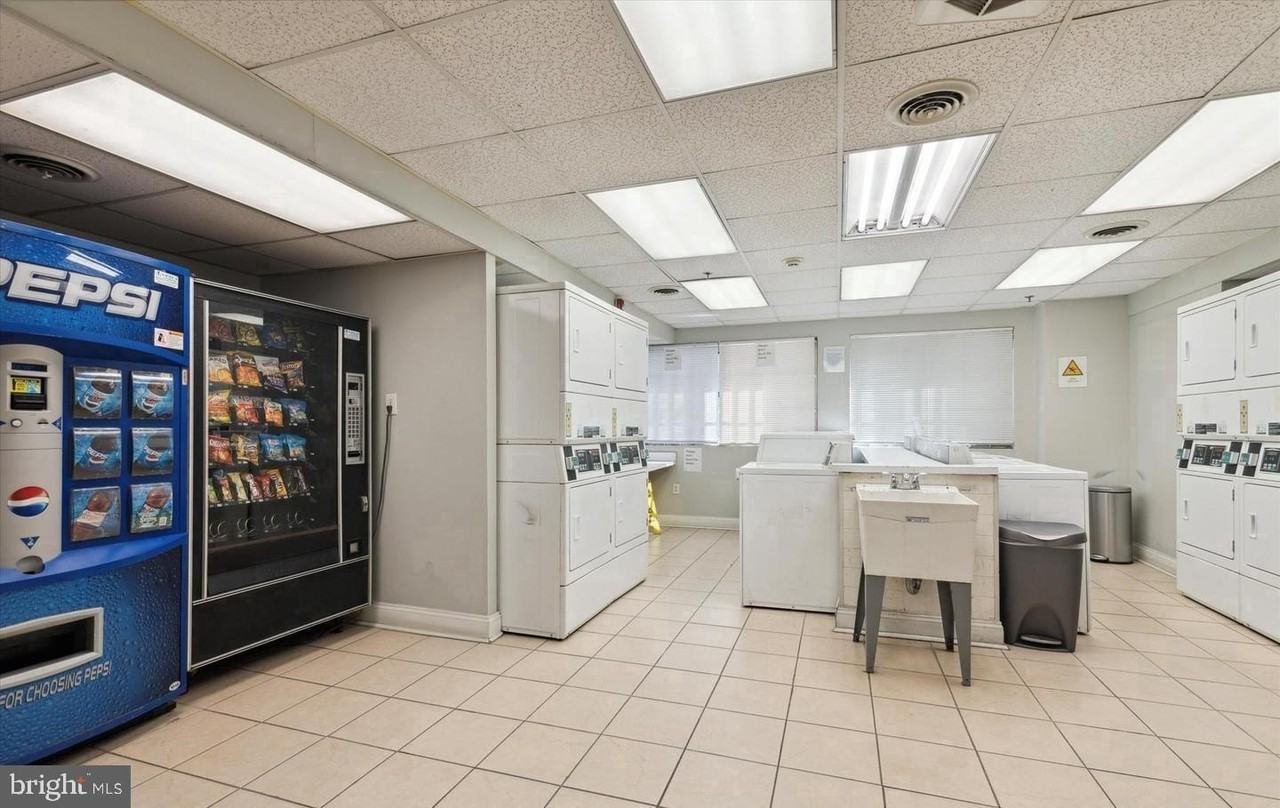 210117 Chestnut St #1711 - Photo 4 of 27