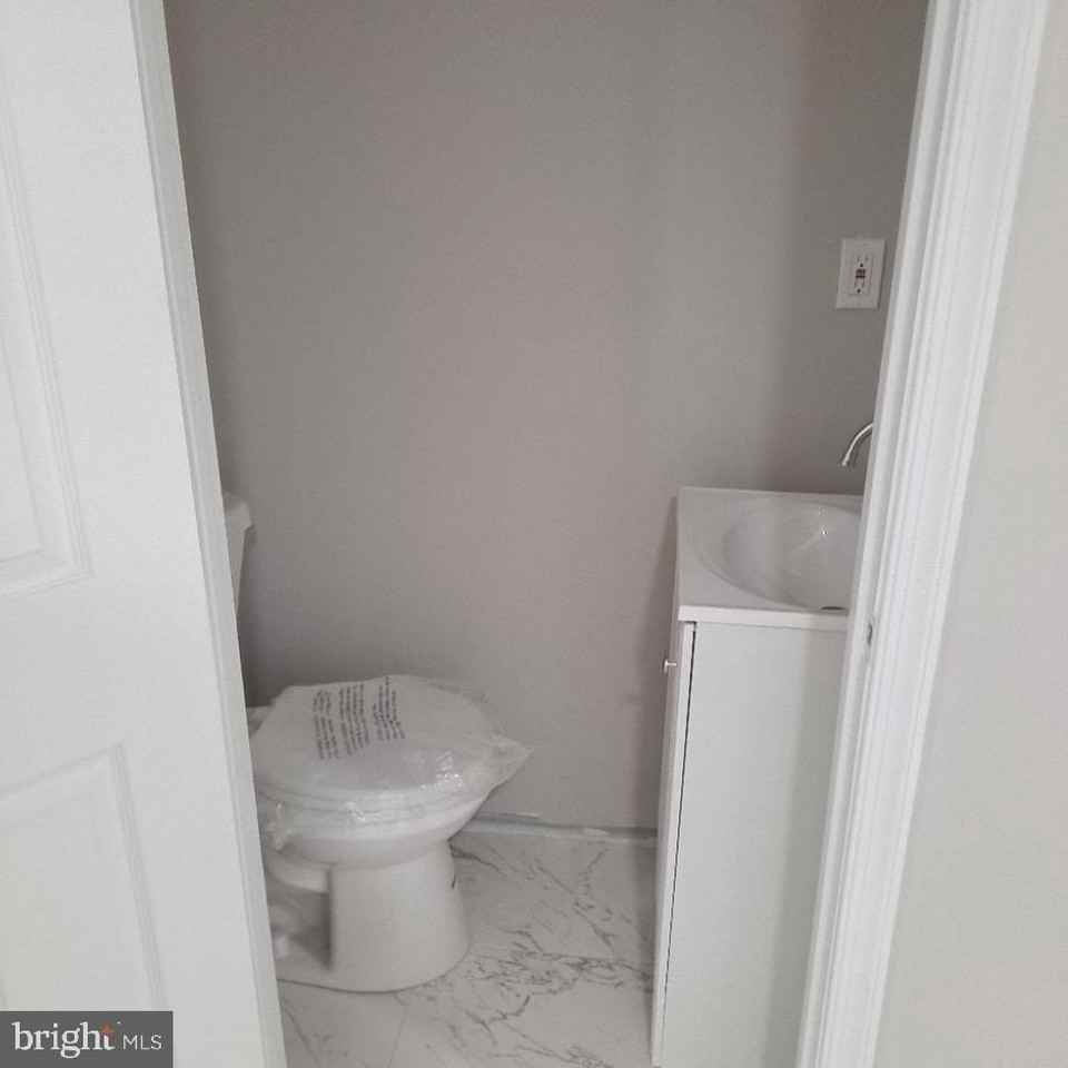 566 Sentner St Unit B #B - Photo 7 of 8