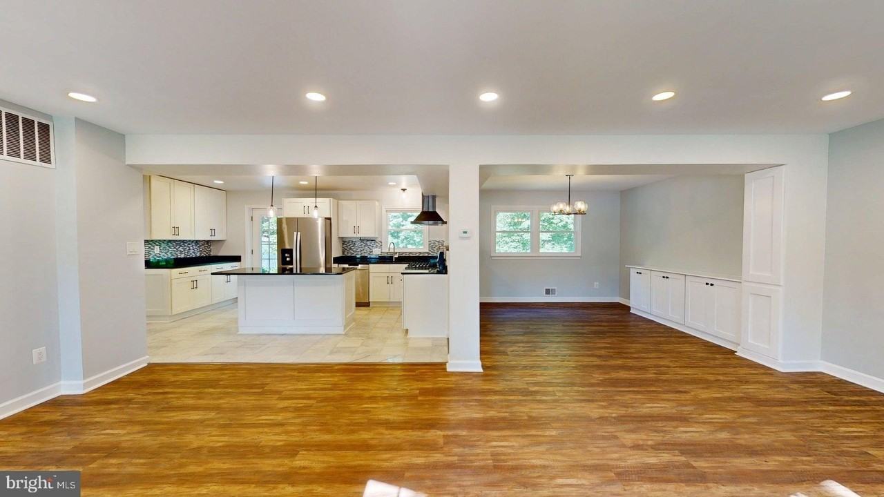 6602 Greenview Ln - Photo 4 of 28