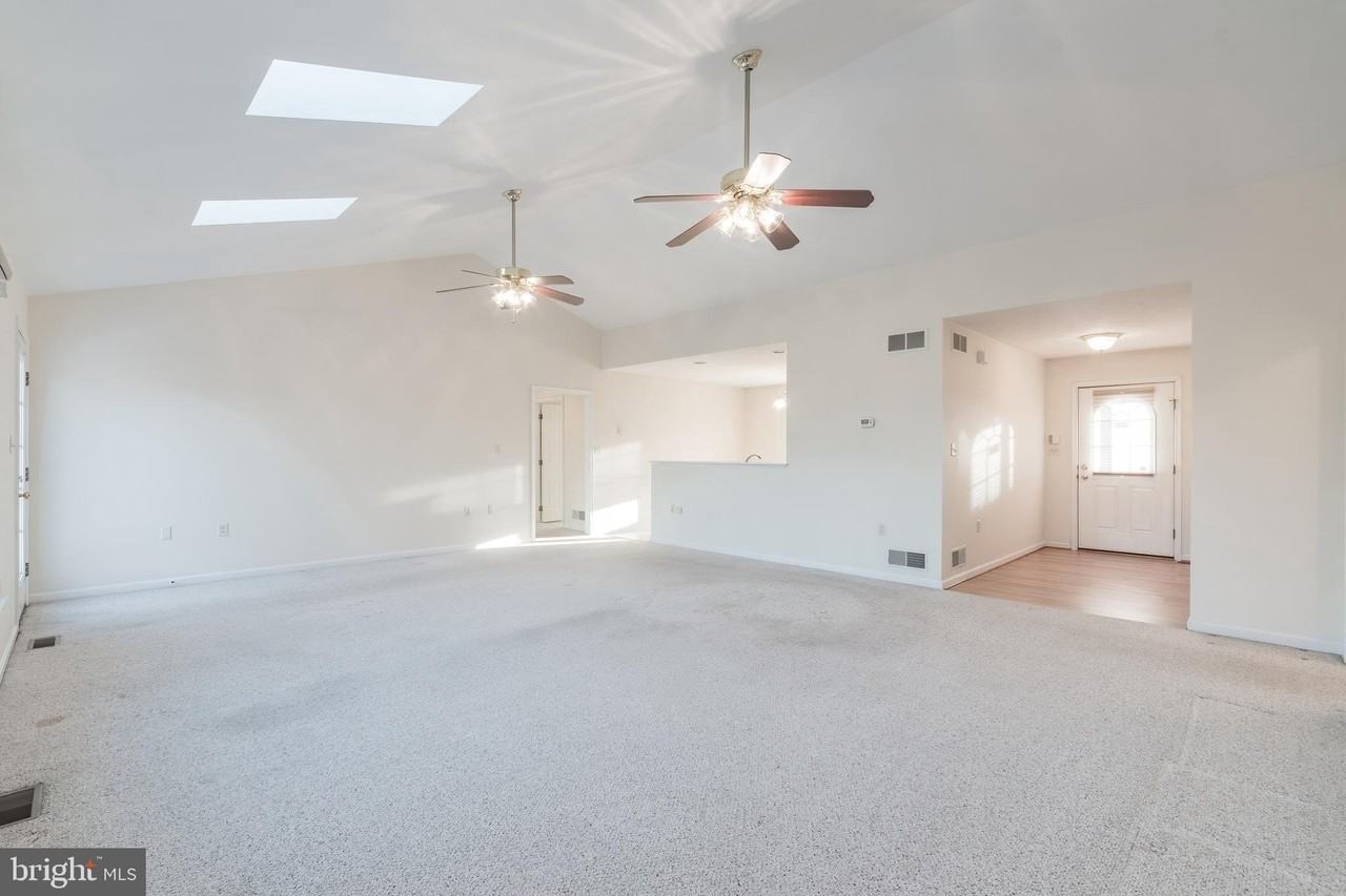 68 Grace Ave - Photo 4 of 50