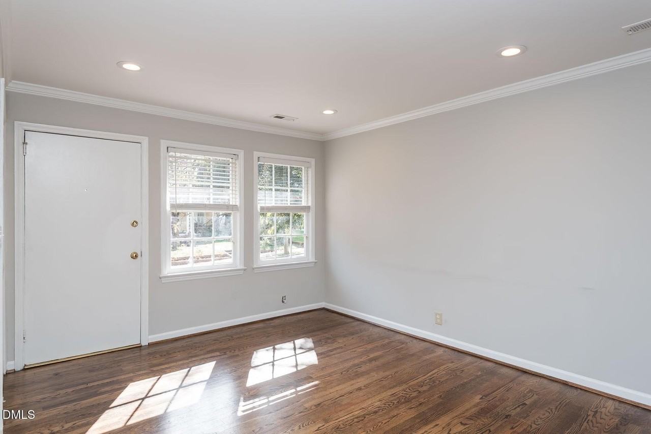 100 W Roanoke Park Dr - Photo 3 of 40