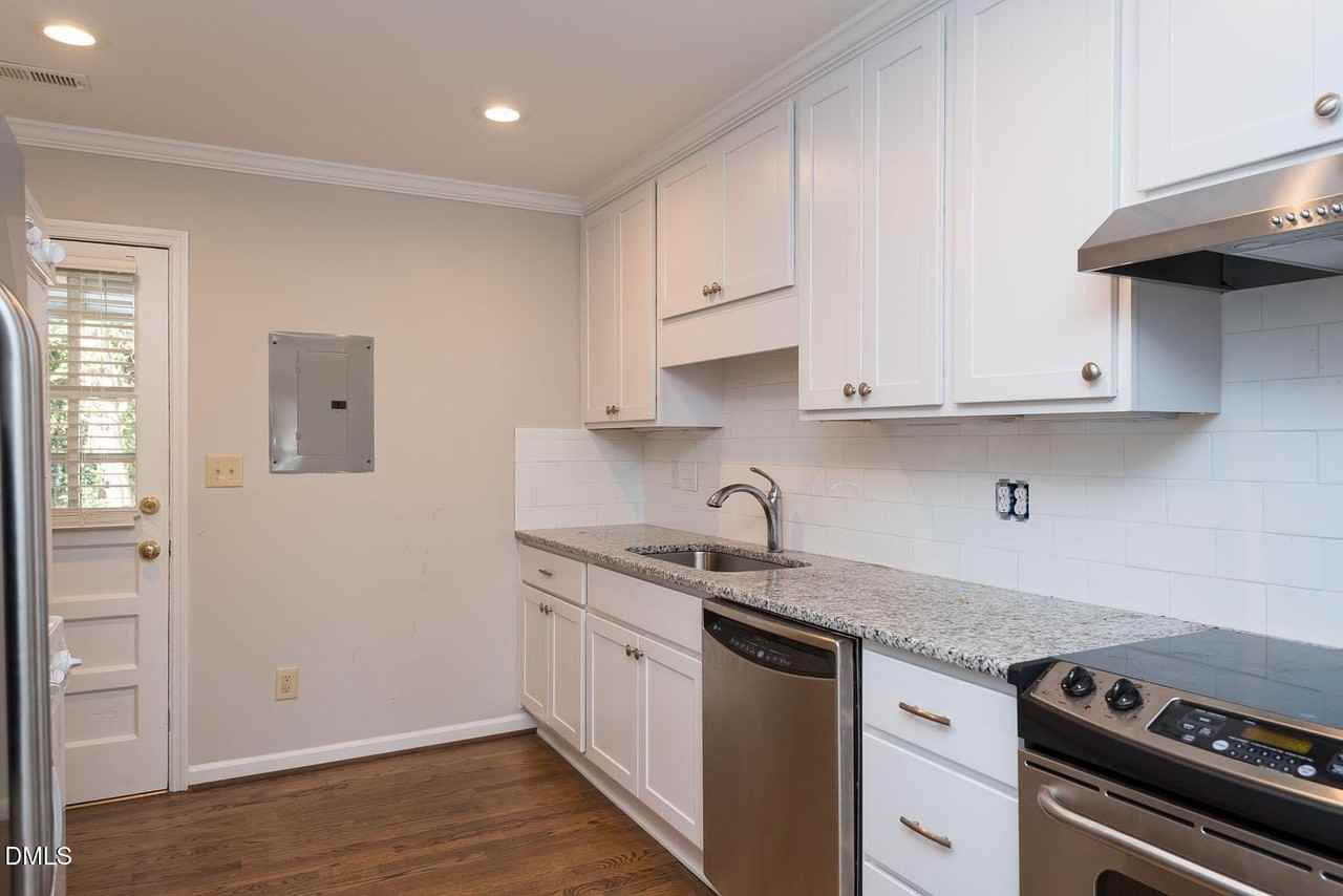 100 W Roanoke Park Dr - Photo 4 of 40