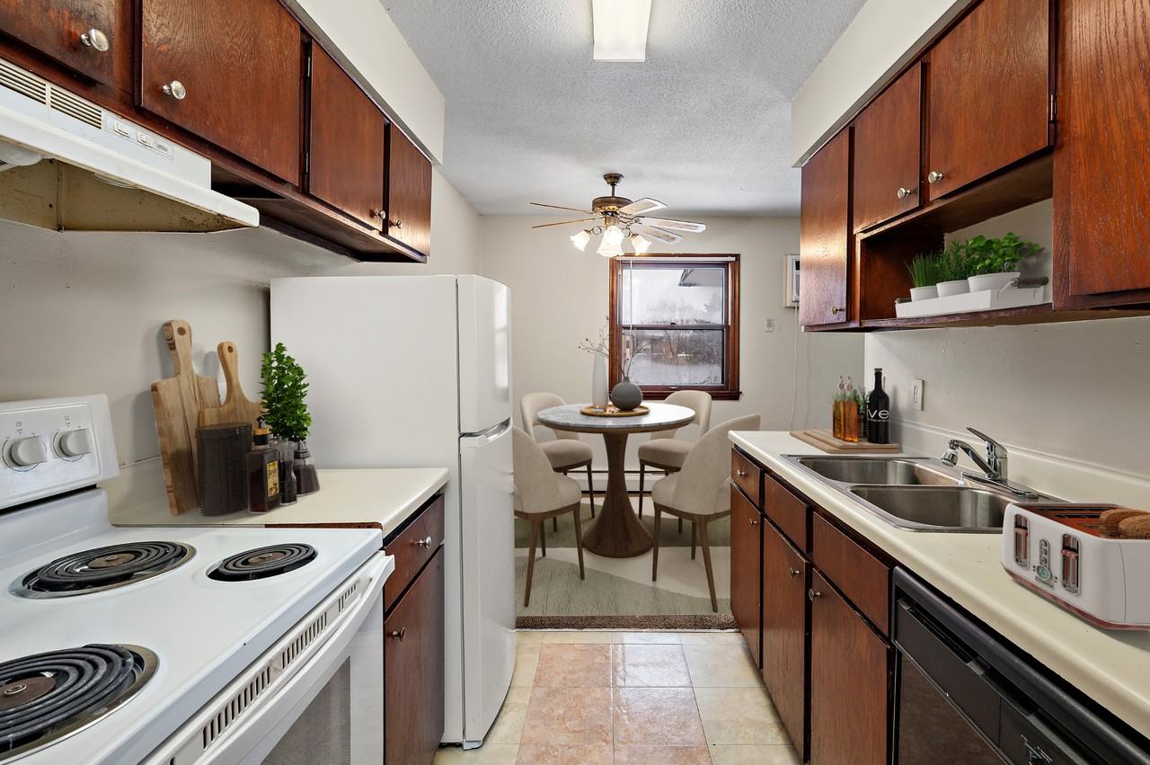 Kings Manor Apartments - Photo 5 of 22