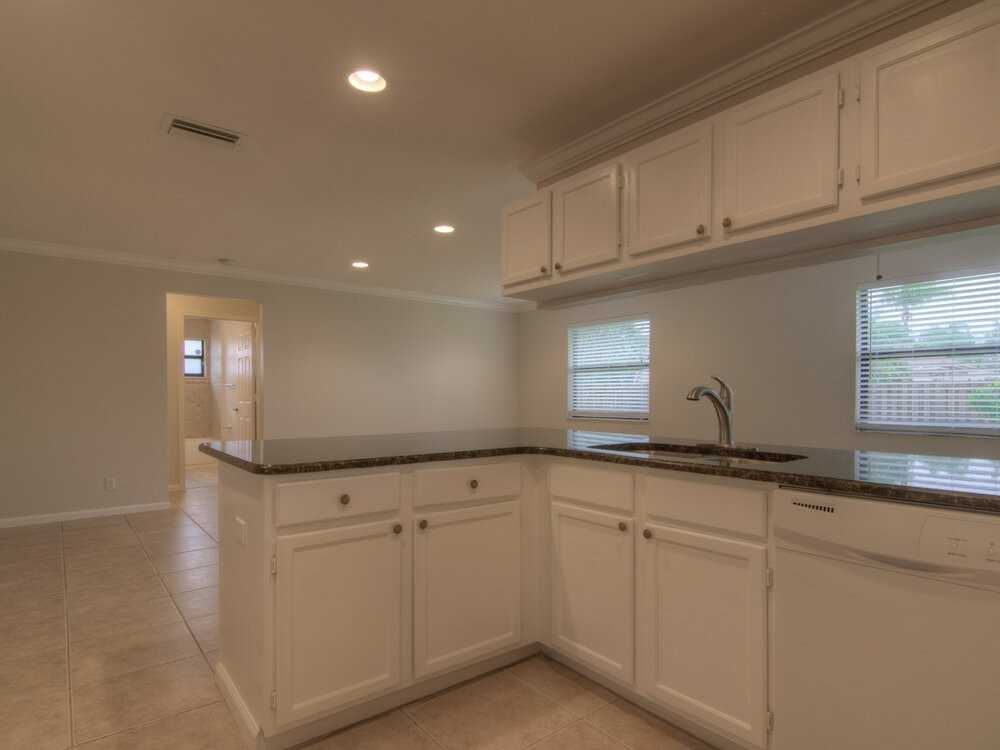 126 Waterway Rd - Photo 5 of 17