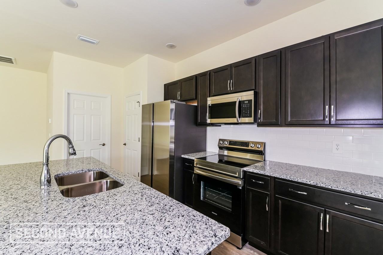 2230 Jeannin Dr - Photo 4 of 26