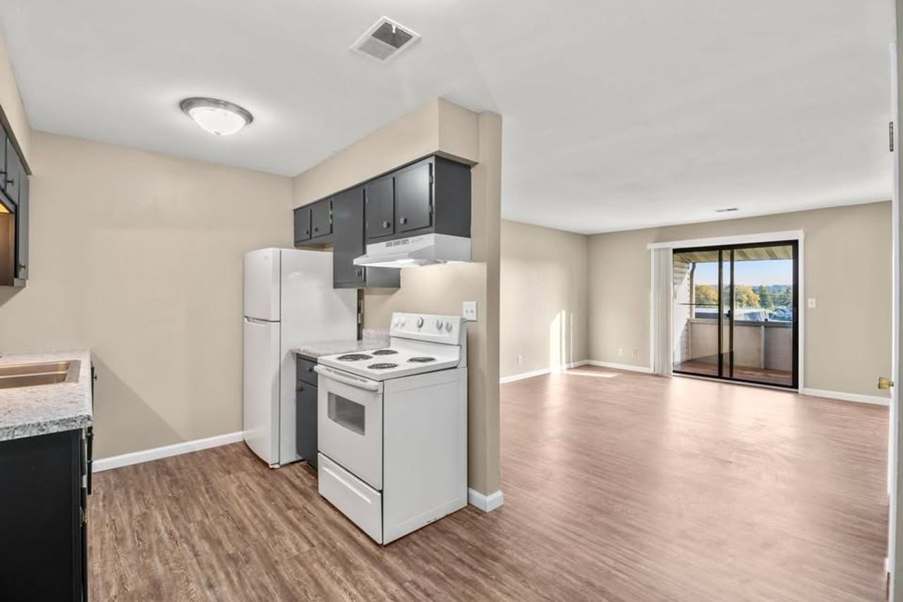 Stratford Apartments - Photo 2 of 33