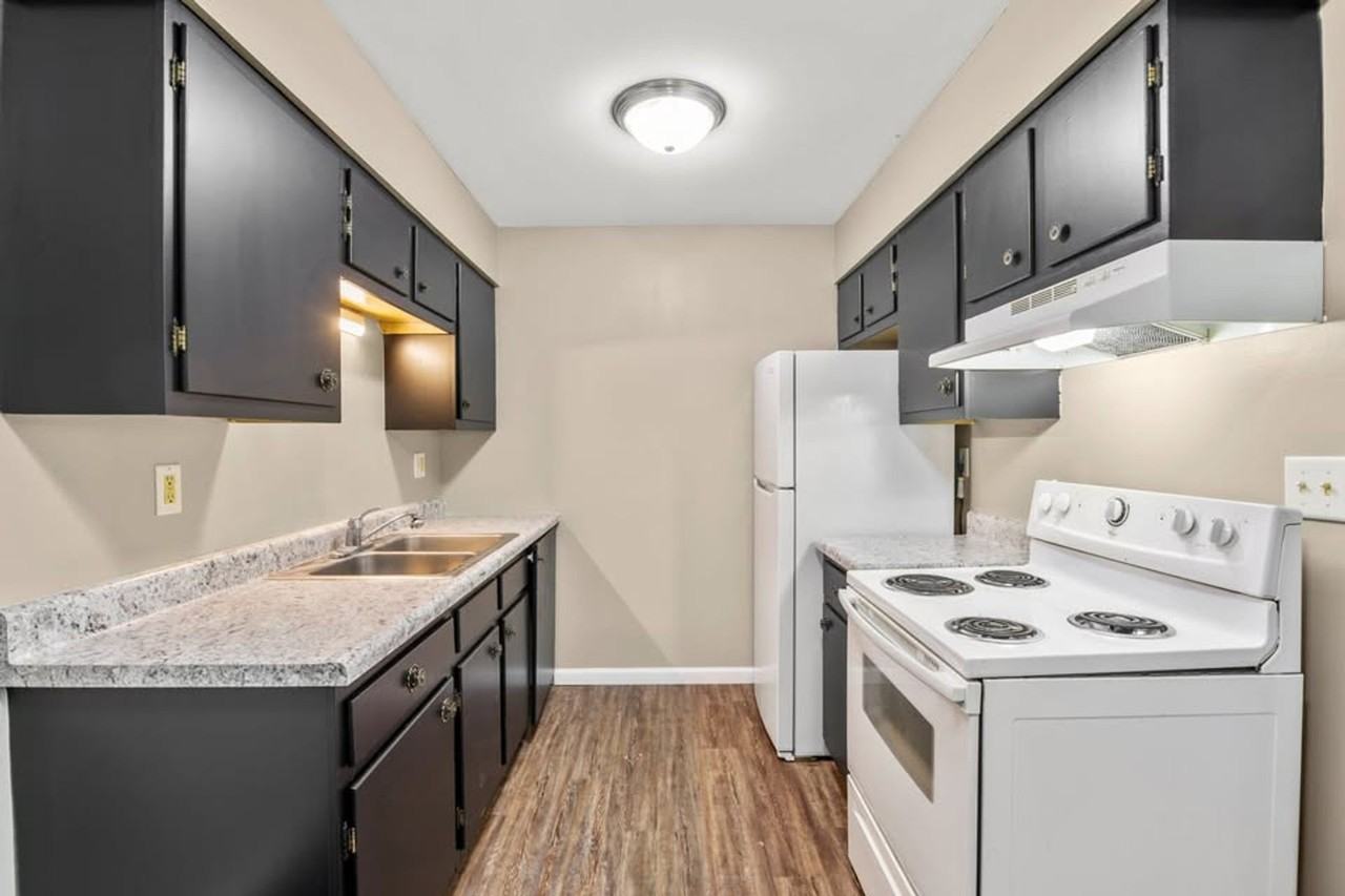 Stratford Apartments - Photo 3 of 33