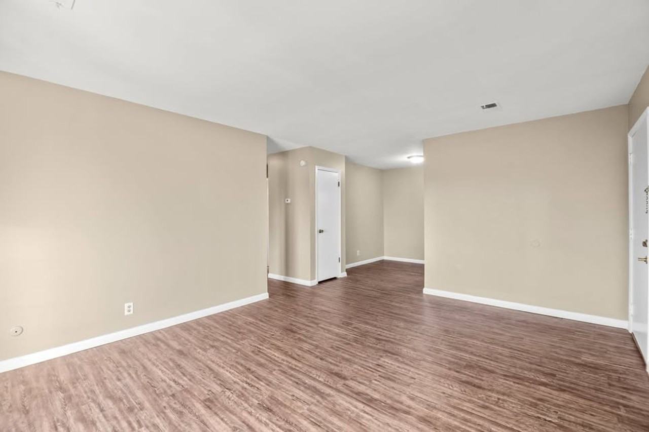 Stratford Apartments - Photo 4 of 33