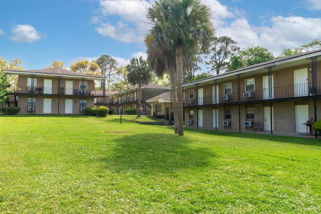 Edgewater Apartments - Photo 3 of 26