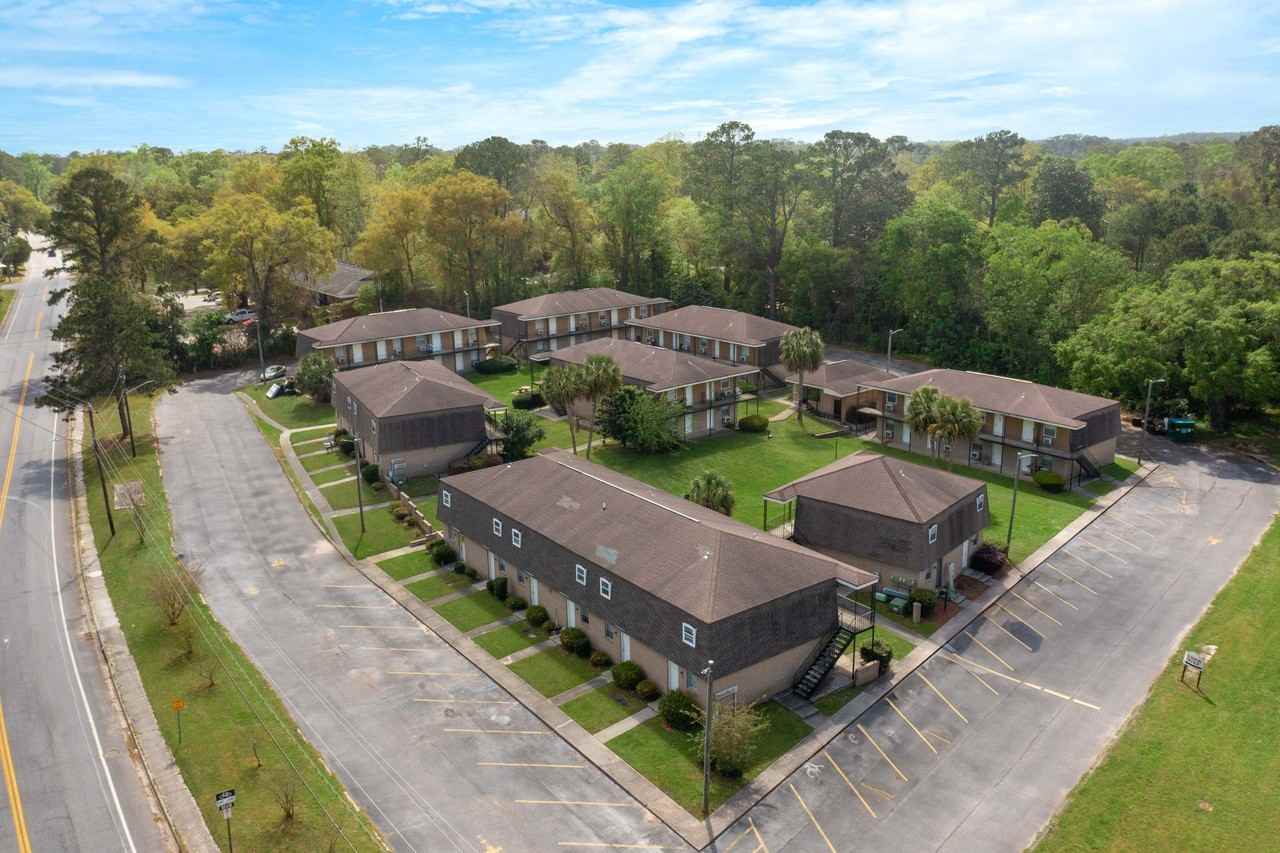 Edgewater Apartments - Photo 4 of 26