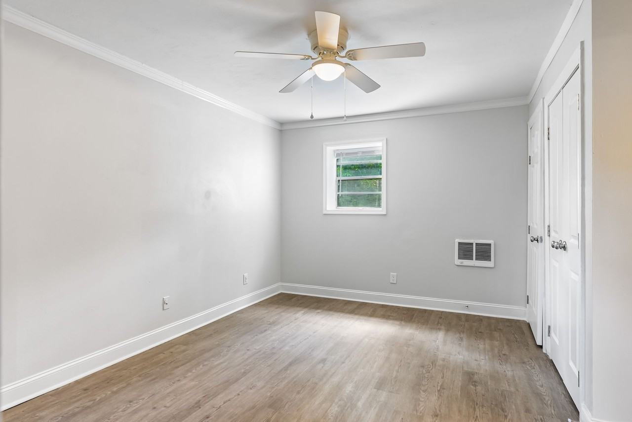 Edgewater Apartments - Photo 5 of 26