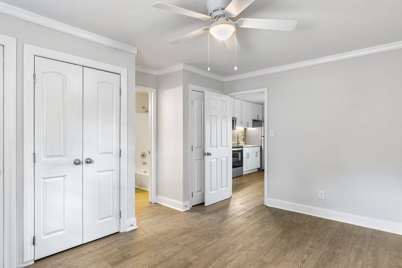 Edgewater Apartments - Photo 7 of 26