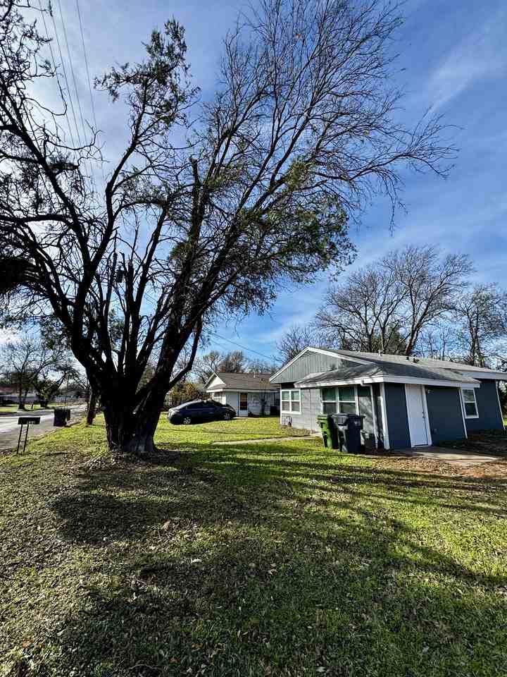 544 Calumet Avenue - Photo 2 of 11