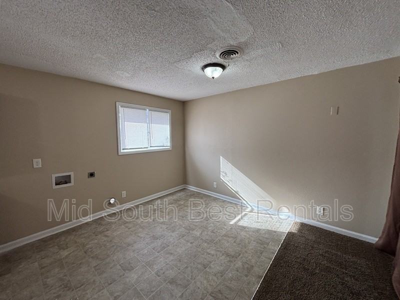 3136 Center St - Photo 6 of 14