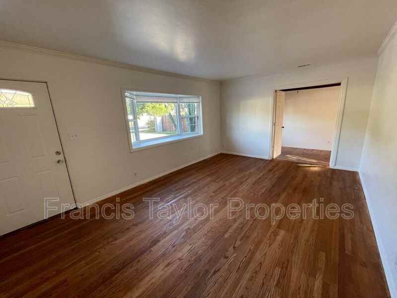 551 N Citrus Ave - Photo 4 of 18