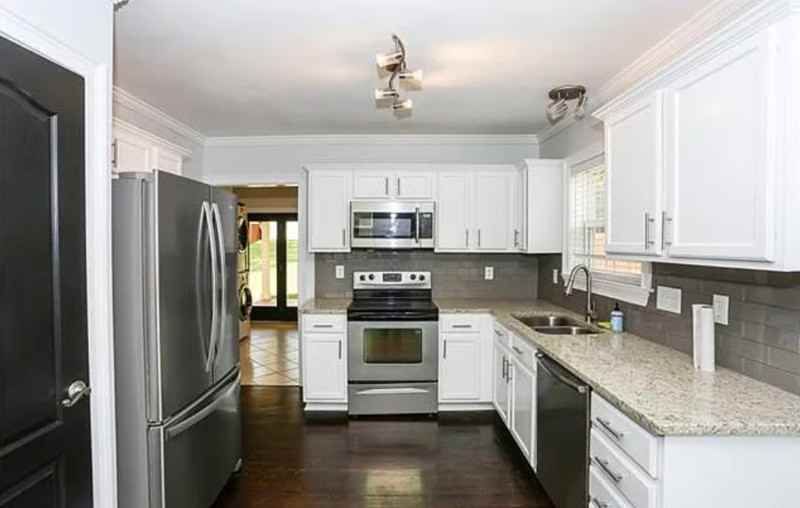 1001 Lunsford Pl - Photo 4 of 12