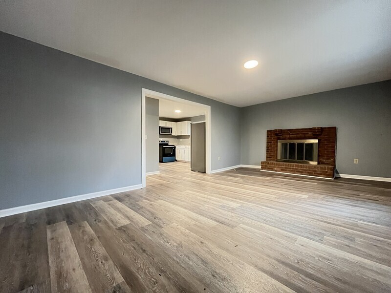 1229 Jenkins St - Photo 2 of 11