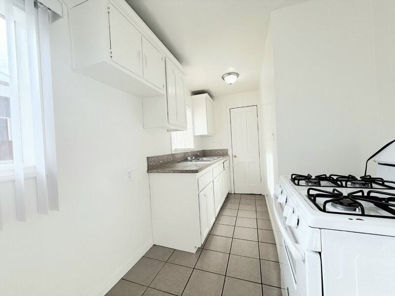 14039 Orizaba Ave - Photo 5 of 11