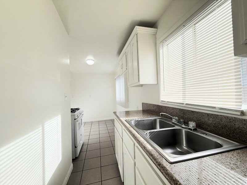 14039 Orizaba Ave - Photo 6 of 11