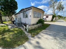 featured image of 4900 Tice St #5