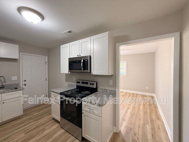 2416 Owen St #B - Photo 5 of 15