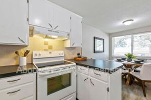 featured image of 466 W 10th St