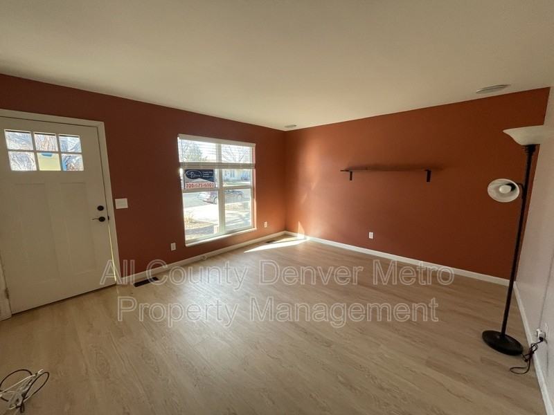 2318 Lincoln St - Photo 4 of 16