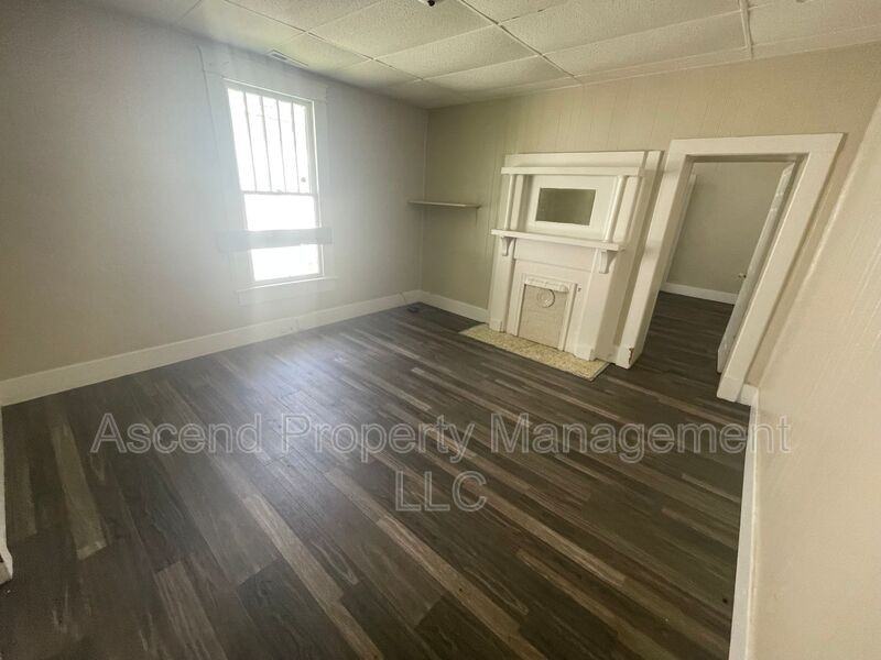 2810 E 46th St - Photo 4 of 13