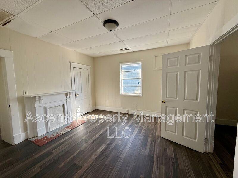 2810 E 46th St - Photo 6 of 13