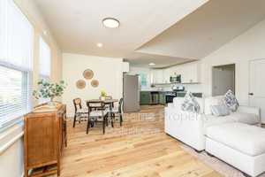 featured image of 2422 Queen St