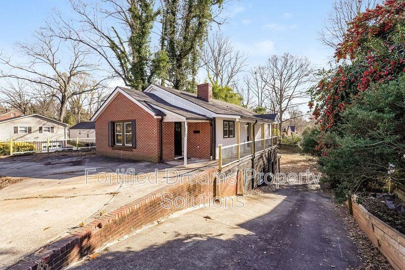 2422 Queen St - Photo 2 of 20