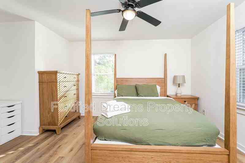 2422 Queen St - Photo 3 of 20