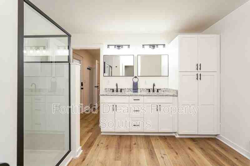 2422 Queen St - Photo 4 of 20