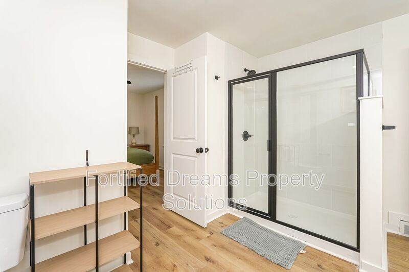 2422 Queen St - Photo 5 of 20