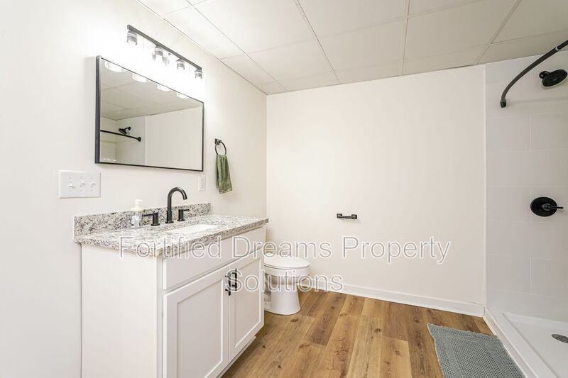 2422 Queen St - Photo 7 of 20