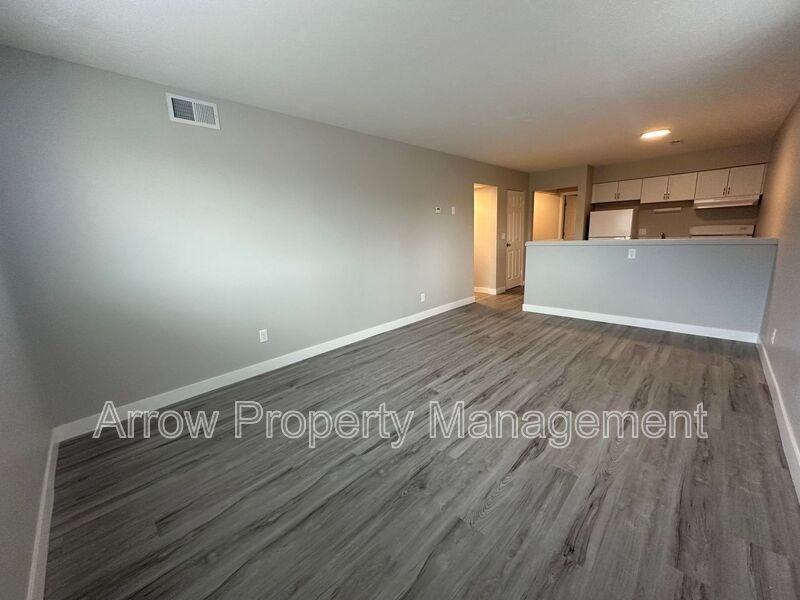 5725 S 14th St - Photo 2 of 10