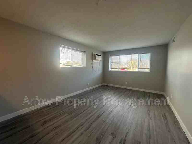 5725 S 14th St - Photo 3 of 10