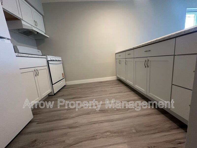 5725 S 14th St - Photo 5 of 10