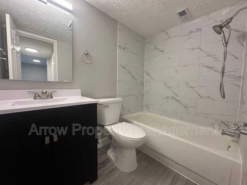 5725 S 14th St - Photo 6 of 10