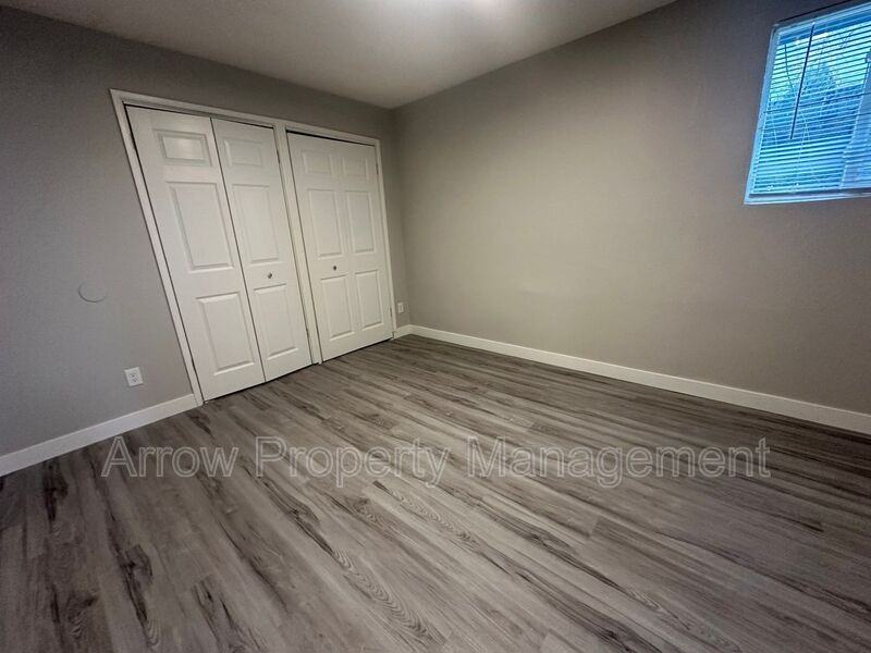 5725 S 14th St - Photo 7 of 10