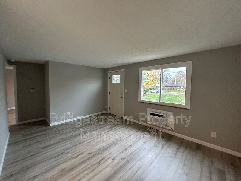 1834 Roslyn Ave - Photo 2 of 9