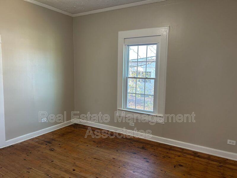 132 Peachtree St - Photo 4 of 6