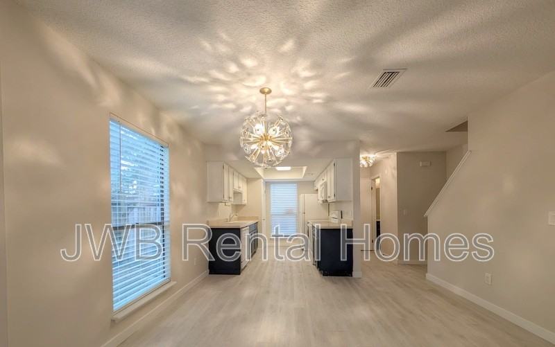 278 Poinsettia St - Photo 4 of 15