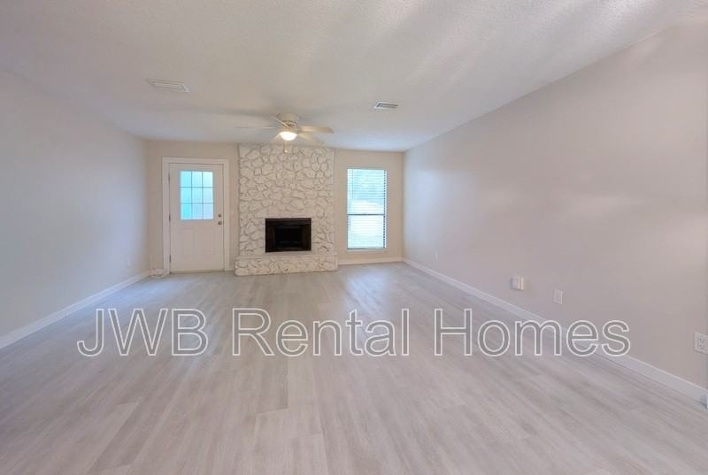 278 Poinsettia St - Photo 5 of 15